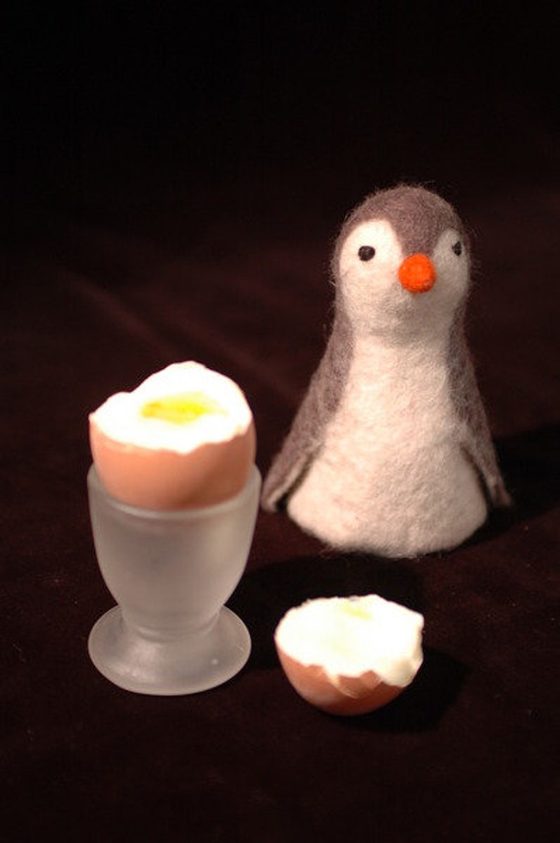 Hawanja felt egg warmer penguin image 2