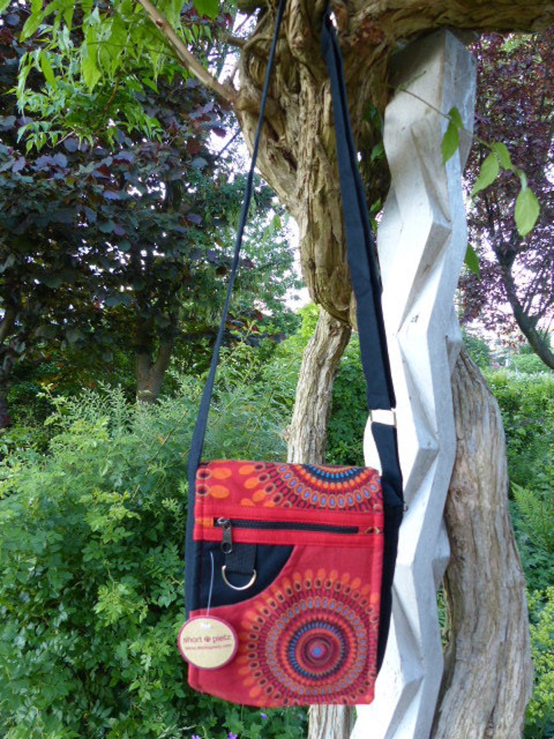 Hawanja sac à bandoulière noir avec rouge à motifs image 2