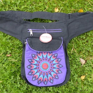 Hawanja sac banane noir avec tissu à motifs violet image 1