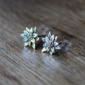 Sterling silver flower stud earrings hand carved-Genuine spring flowers stud earrings-Flowers with petals-Meadow flower-Smal gift for her