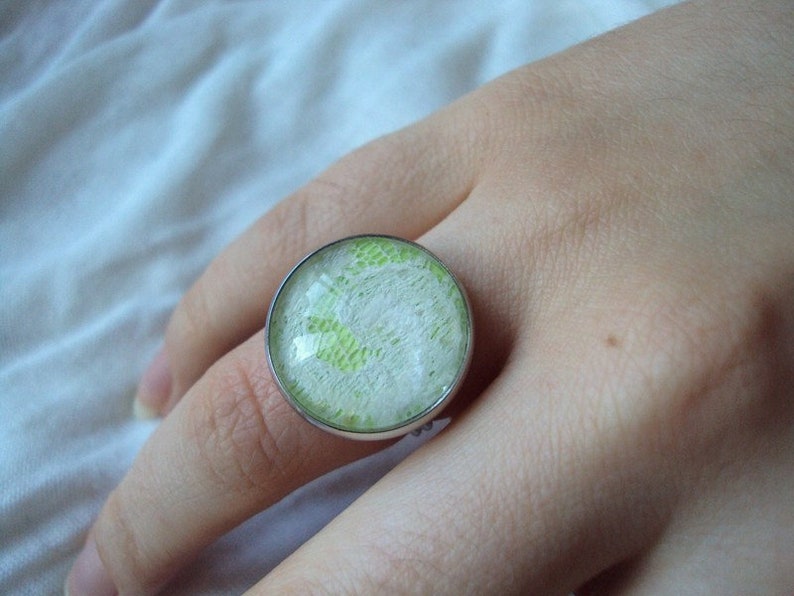 ring round glass cabochon white lace on light gree image 4