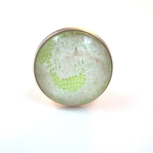 ring round glass cabochon white lace on light gree image 1