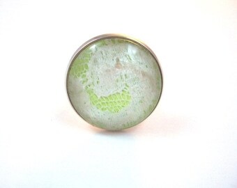 ring round glass cabochon white lace on light gree