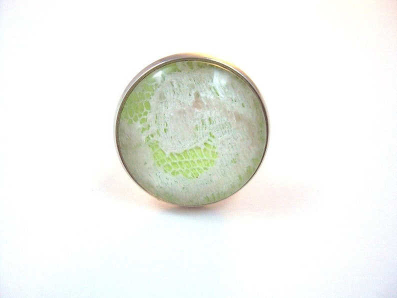 ring round glass cabochon white lace on light gree image 1