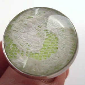 ring round glass cabochon white lace on light gree image 3