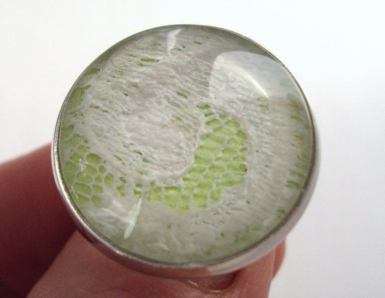 ring round glass cabochon white lace on light gree image 3