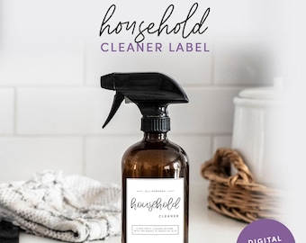 Pode incluir: Um frasco de spray de vidro castanho com um bico de pulverização preto e um rótulo branco que diz "ALL-PURPOSE household CLEANER". O frasco está sobre uma bancada branca. O texto "light + lavender co." é visível no canto inferior esquerdo da imagem. O texto "DIGITAL DOWNLOAD!" é visível no canto inferior direito da imagem.