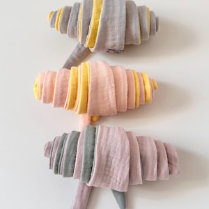 Könnte beinhalten: Ein Satz von drei Keramik-Nisttöpfen in Blau-, Grün- und Weißtönen. Die Schalen haben eine gesprenkelte Glasur und ein schlichtes Design. Die größte Schüssel hat einen Durchmesser von ca. 15 cm.