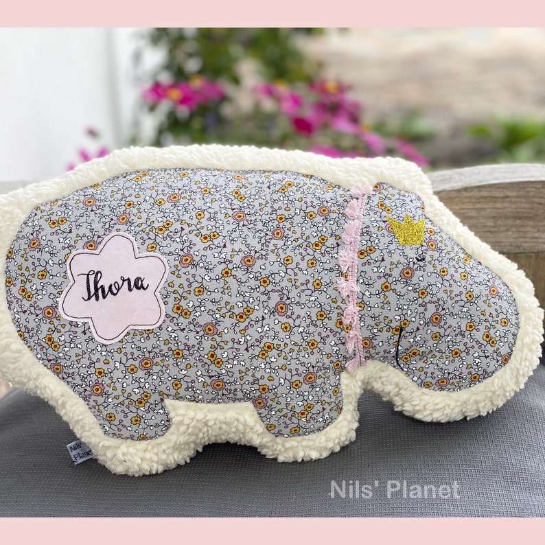 Kuscheltierkissen PRINZESSIN HIPPO Nilpferd kuscheln Bio-Plüsch Name personalisierbar Sweat geblümt Baby Mädchen rosa gelb Krone Glitzer Bild 1