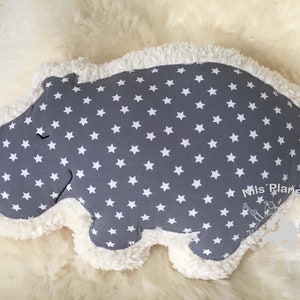 Kuscheltierkissen Hippo Farbwahl Nilpferd Kinderkissen Babykissen Lesekissen Mädchen Junge mit Name Sterne Geschenk Geburt Baby Taufe Bild 5