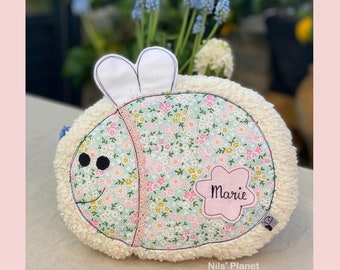 Kissen Kuscheltier  "WILDE HUMMEL"  geblümt allergikerfreundlich Kinderkissen  Kuschelkissen Blumen Geschenk mit Name Geburt weich geblümt