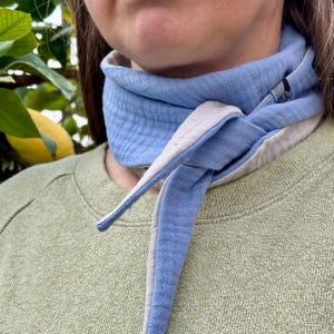 Könnte beinhalten: Eine weiße Keramik-Tasse mit schwarzem Henkel und dem Text "But First, Coffee" in schwarzer, fetter Schrift. Die Tasse steht auf einer weißen Oberfläche.