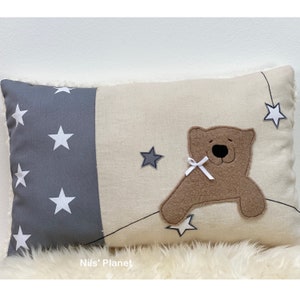 Kuschelkissen JULIBÄR personalisiert Bär Babykissen mit Name gestickt Junge Mädchen unisex Sterne Namenskissen Geschenk Geburt Taufe Bild 2