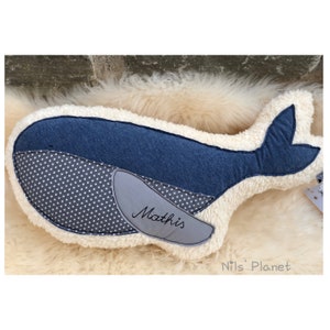 Kuscheltierkissen WAL Matteo, blau Wal Wunschname Sternchen mit Name personalisierter Meer Bio-Plüsch Junge Mädchen Baby Geschenk Deko Bild 1