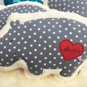 Kuscheltierkissen Hippo Farbwahl Nilpferd Kinderkissen Babykissen Lesekissen Mädchen Junge mit Name Sterne Geschenk Geburt Baby Taufe Bild 3