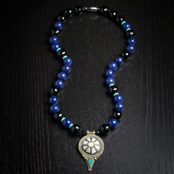 Beautiful handmade lapis lazuli and onyk nevklace with stunning nepalese pendant