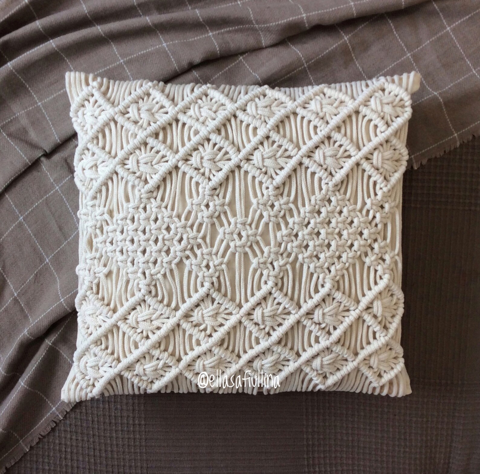 Наволочки декоративные макраме. Макраме наволочка на подушку. Подушка макраме. Наволочки из макраме. Наволочки декоративные макраме.