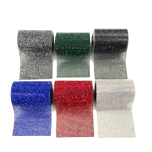 K&ouml;nnte beinhalten: Sechs Rollen mit Strassbesatz in verschiedenen Farben. Die Farben sind Silber, Gr&uuml;n, Schwarz, Blau, Rot und Klar.