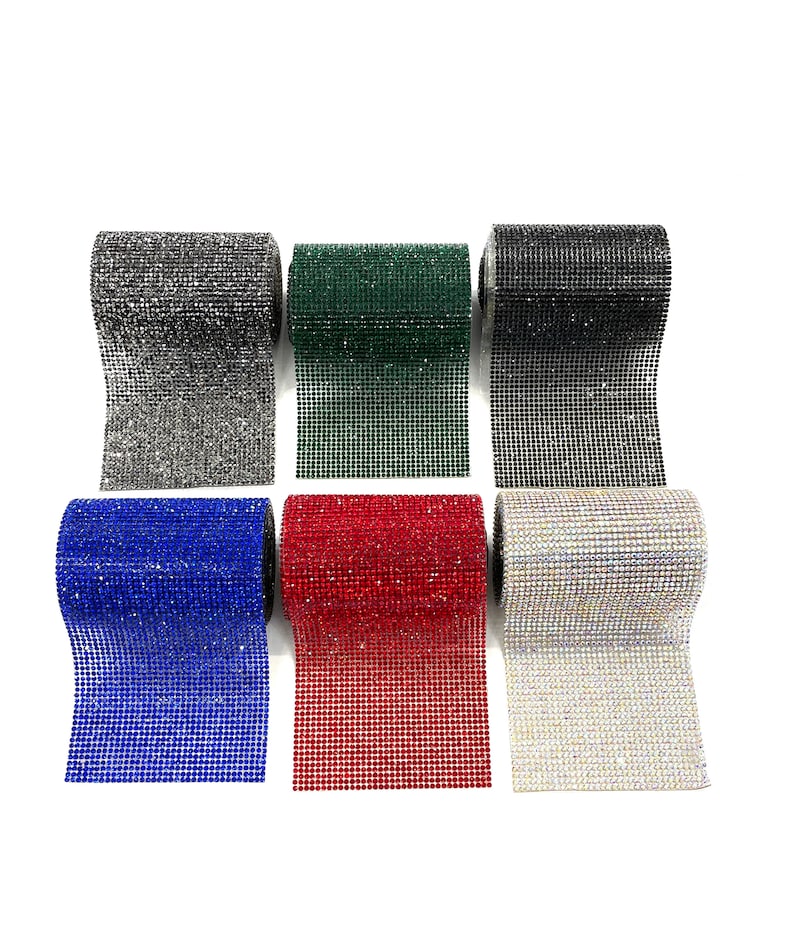 K&ouml;nnte beinhalten: Sechs Rollen mit Strassbesatz in verschiedenen Farben. Die Farben sind Silber, Gr&uuml;n, Schwarz, Blau, Rot und Klar.