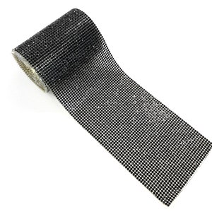 K&ouml;nnte beinhalten: Eine Rolle schwarzer Strassbesatz mit einem Gittermuster. Der Besatz besteht aus kleinen, runden Strasssteinen, die auf einer transparenten Klebeunterlage befestigt sind.