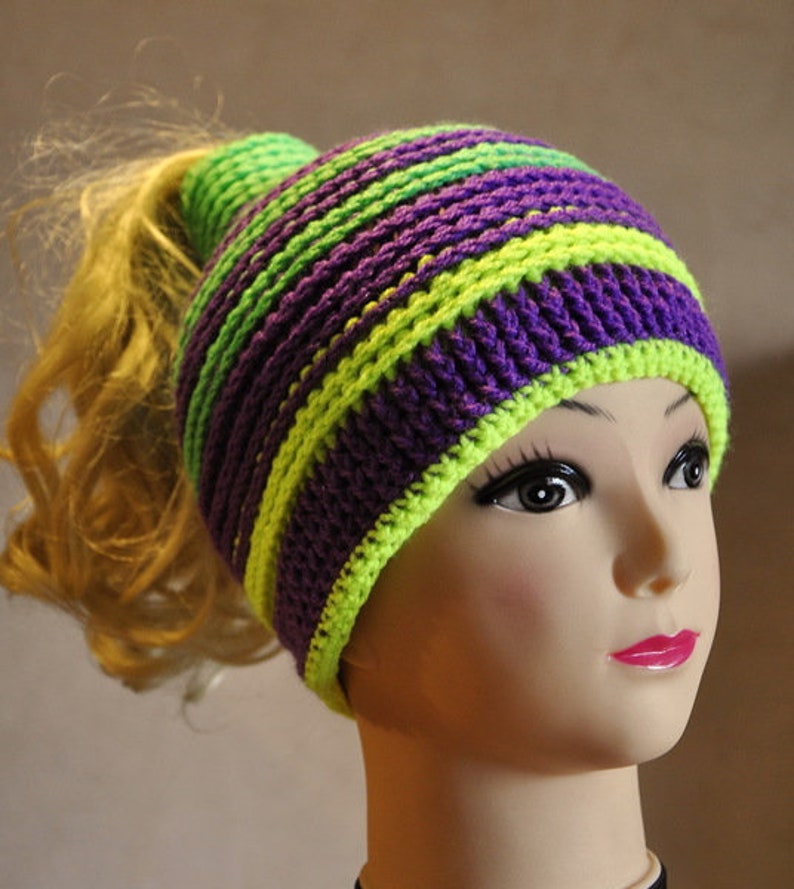 Chapeau de chignon, bonnet en queue de cheval, violet, vert, capuchon en crochet image 1
