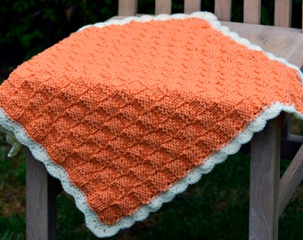 Gestrickte Babydecke, Kinderwagendecke, orange-weiß