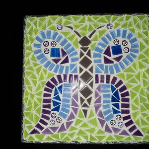 Mosaikbild på skifferplatta fogad med betong