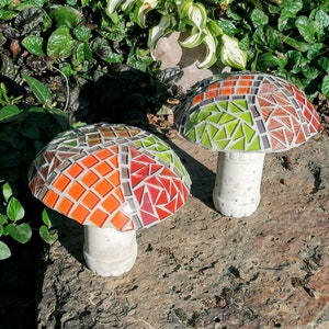 Pilze aus Beton und Mosaik, Gartendekoration, Herbstdeko.