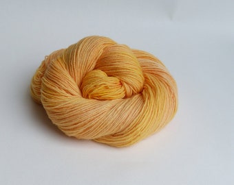 Handgefärbte Wolle,  Sockenwolle uni melange "Pfirsich Eistee" 4fach Garn mulesingfrei 2749 semisolid