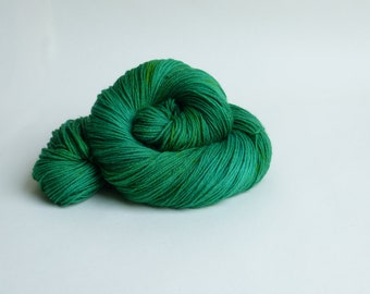 Handgefärbte Sockenwolle "Froschgrün" 3085 semisolid mit leichten gelbgrünen Sprenkeln  4fach Merino High Twist Garn, Atelier Zitron