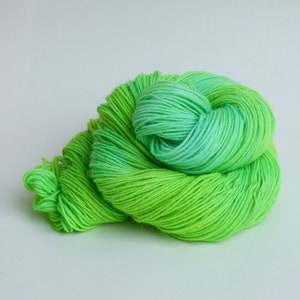 Hand-dyed sock yarn &quot;Spring Green&quot;, 100g, 4-ply mulesing-free dyed sock yarn 16021