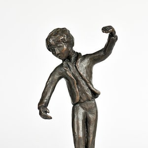 Junge balanciert Bronzeskulptur Bild 1