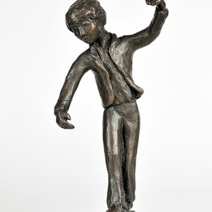 Junge balanciert Bronzeskulptur Bild 3