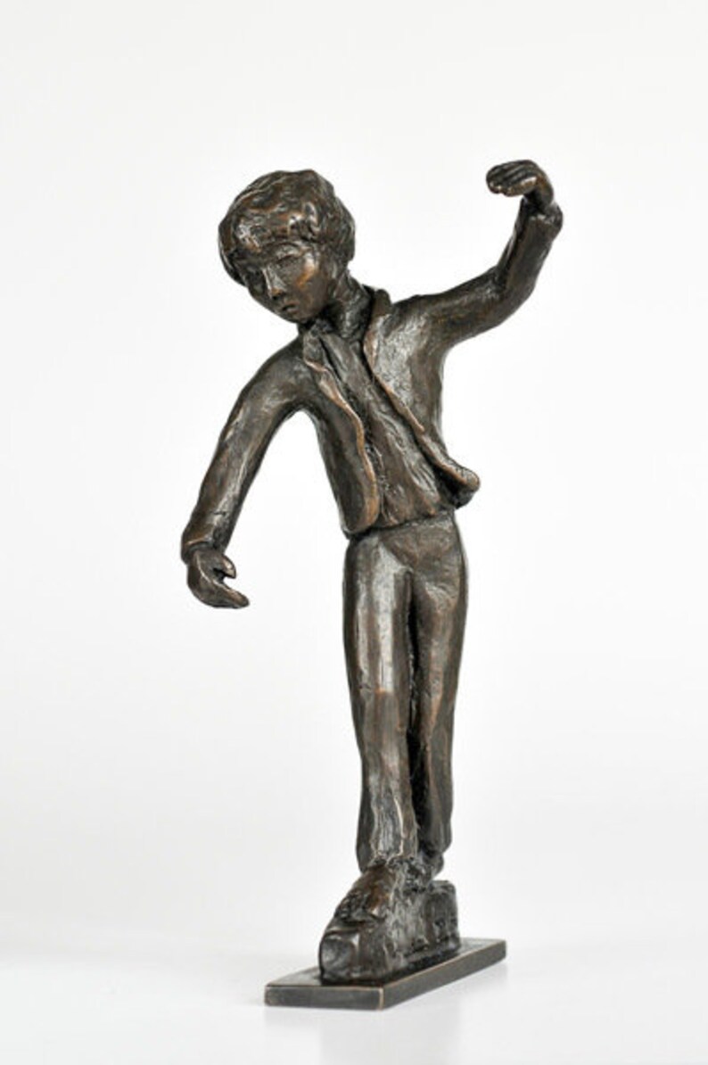 Junge balanciert Bronzeskulptur Bild 3