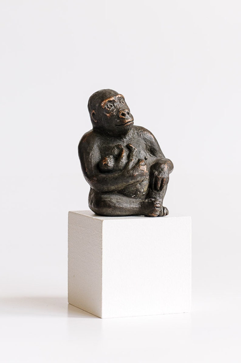 Gorilladame auf Holzsockel Bronzeskulptur, patiniert Bild 1