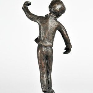 Junge balanciert Bronzeskulptur Bild 2