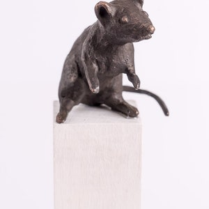 Maus mit Holzsockel, Bronzeskulptur Bild 2