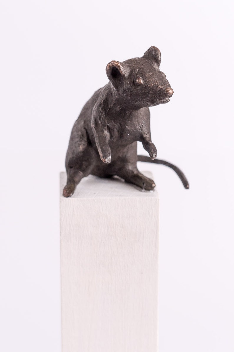 Maus mit Holzsockel, Bronzeskulptur Bild 2