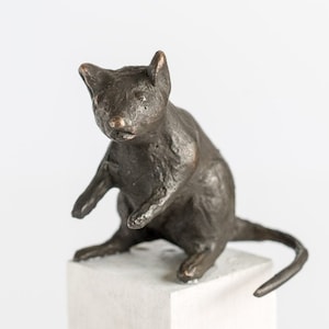 Maus mit Holzsockel, Bronzeskulptur Bild 1