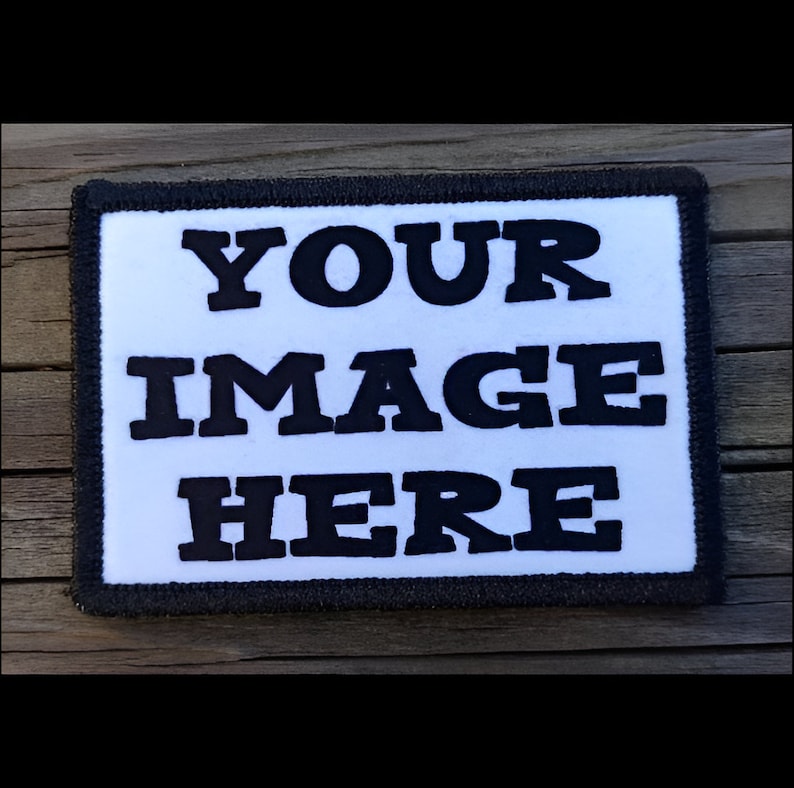 Puede incluir: Parche rectangular con las palabras "YOUR IMAGE HERE" en letras negras en negrita sobre un fondo blanco. El parche tiene un borde negro y est&aacute; sobre una superficie de madera.