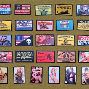 Puede incluir: Una colecci&oacute;n de parches rectangulares con varios dise&ntilde;os y texto. Algunos parches presentan frases como "Bad Day to be a Beer" y "Private Patch Do Not Read". Otros parches muestran ilustraciones y gr&aacute;ficos.