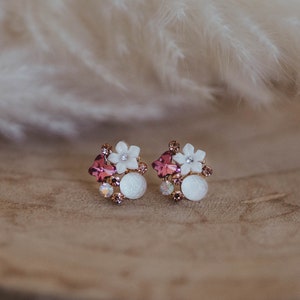 Flower stud earrings