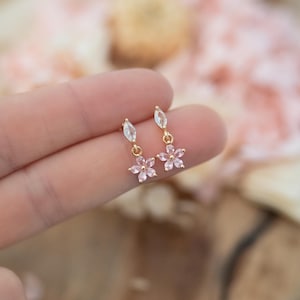 Flower stud earrings, daisies, flower stud earrings, playful earrings
