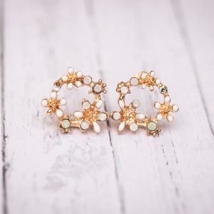 Stud earrings flower white/green