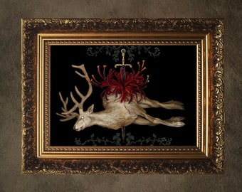 Puede incluir: Obra de arte enmarcada que presenta una ilustración detallada de un ciervo atravesado por una espada, adornado con una gran flor roja. La obra está sobre un fondo negro y enmarcada en un marco dorado ornamentado.