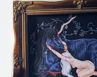 Può includere: Un'opera d'arte incorniciata con un unicorno blu scuro con un corno lungo e curvo e una donna con lunghi capelli bianchi. L'opera ha uno sfondo scuro con accenti floreali e una cornice dorata ornata.