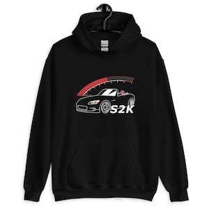 Może przedstawiać: Czarna bluza z kapturem z białym nadrukiem samochodu sportowego i prędkościomierza. Samochód ma napis "S2K" z boku. Grafika jest w kolorze białym i czerwonym.