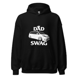 Könnte beinhalten: Schwarzer Kapuzenpullover mit dem weißen Schriftzug "DAD SWAG", einer Grafik eines weißen Minivans und einer Krone. Der Pullover hat eine Kapuze mit Kordelzug und eine Kängurutasche.