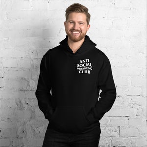 Peut inclure: Sweat &agrave; capuche noir avec une poche avant et l'inscription blanche "ANTI SOCIAL DISTANCING CLUB". Le sweat-shirt a une capuche &agrave; cordon et est fait d'un tissu doux. V&ecirc;tement d&eacute;contract&eacute;.