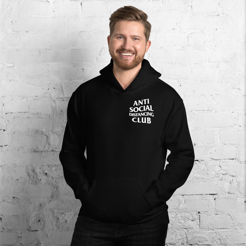 Peut inclure: Sweat &agrave; capuche noir avec une poche avant et l'inscription blanche "ANTI SOCIAL DISTANCING CLUB". Le sweat-shirt a une capuche &agrave; cordon et est fait d'un tissu doux. V&ecirc;tement d&eacute;contract&eacute;.